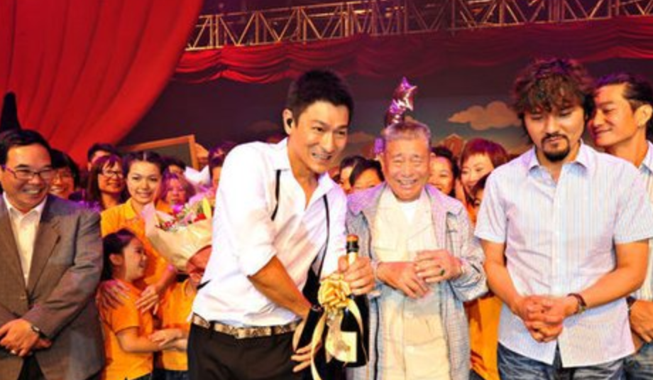 刘德华携妻儿现身父亲葬礼,刘母送别亡夫,郭富城任贤齐众星送花牌