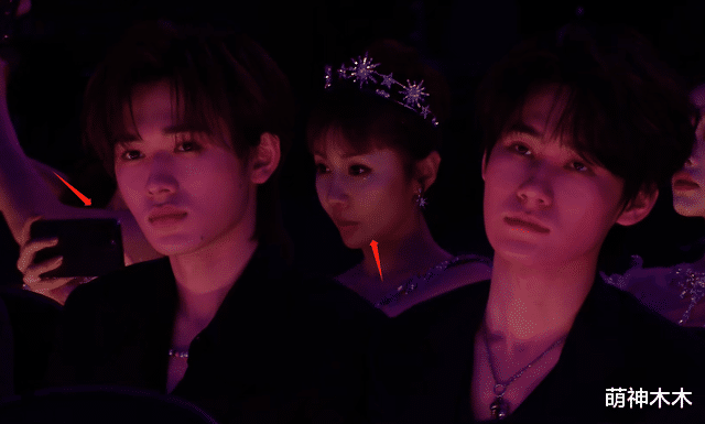 星光大赏台下好精彩：胡歌无聊睡着，赵露思看手机，王一博玩快闪