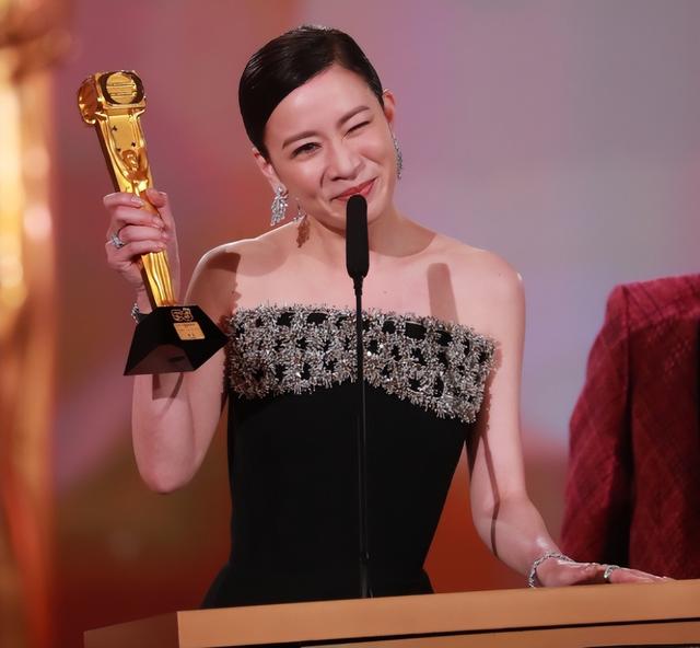 同样被请回来拍剧,为何佘诗曼能大获全胜,钟嘉欣却只得安慰奖?