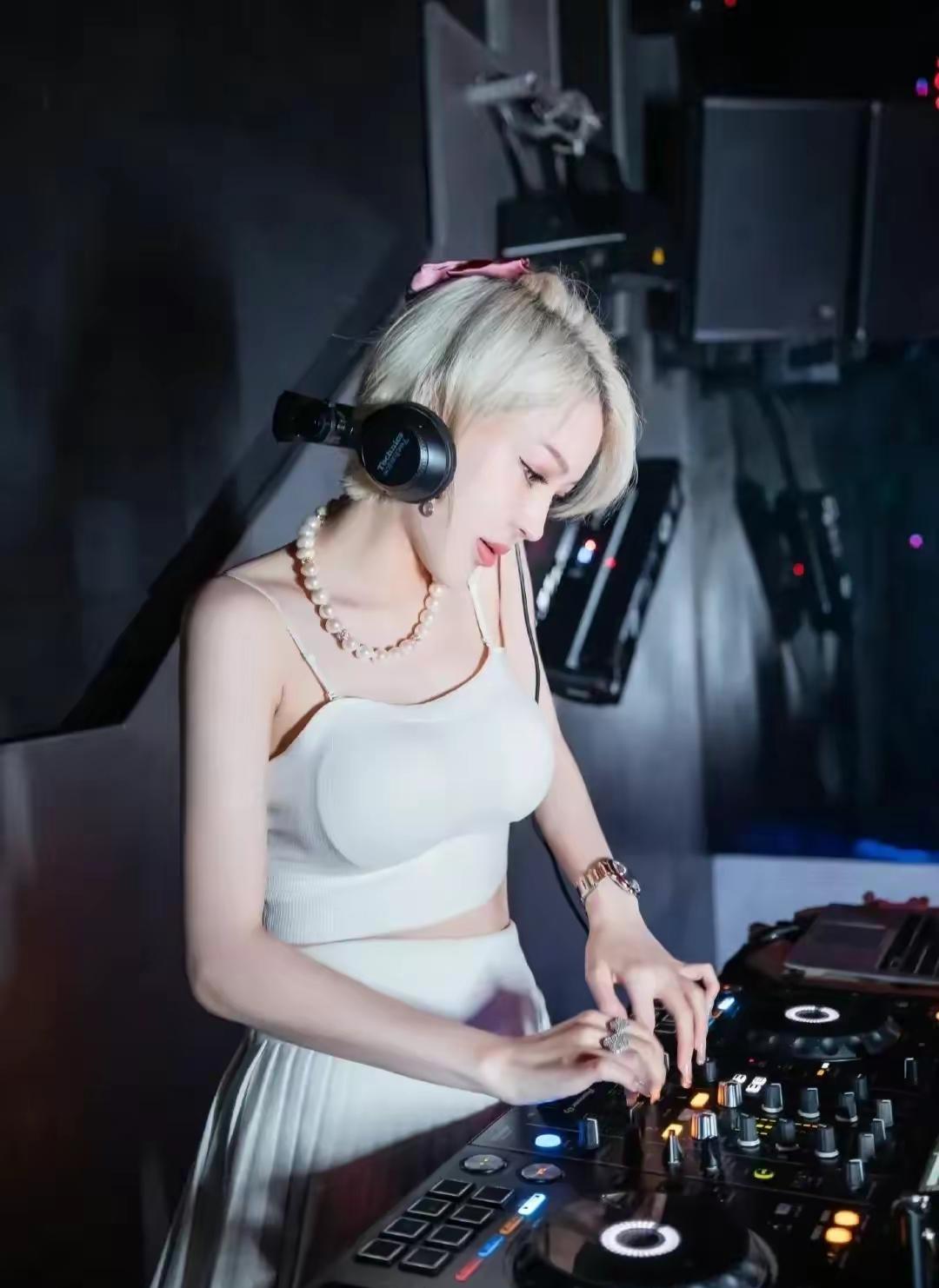 郭美美再次开始炫富,现身高级餐厅就餐,化浓妆不敢相认,承认自己的恋情