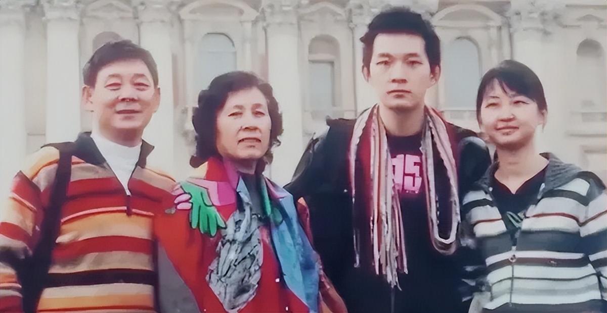 国家一级演员,今77岁仍在拍戏,住上亿四合院,儿子是他一生骄傲