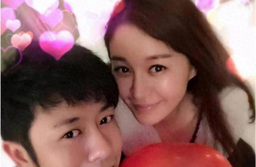 亲妈是制片人，干妈是导演，20年都捧不红他，却在娶妻改名后火了起来