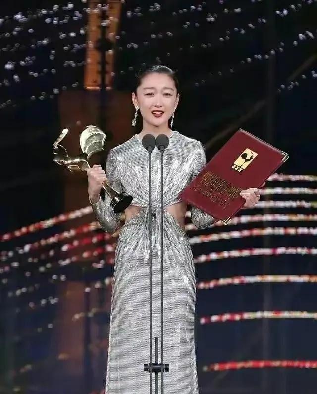 曾志伟的一句“我对她潜了”道出了“交际花”周冬雨的情史