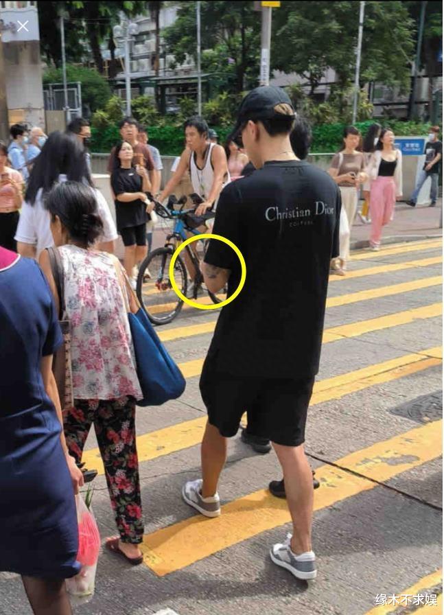 黄子韬徐艺洋香港逛街,穿1500元情侣T,女方发质粗糙,正面曝光
