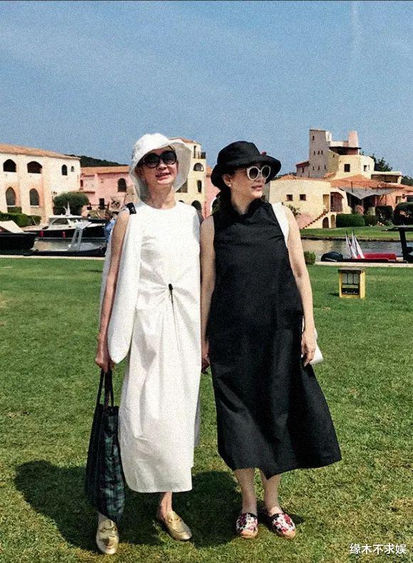 梦中的那片海|68岁林青霞看京剧,和大师交头接耳显亲密,两位友人都戴千万翡翠