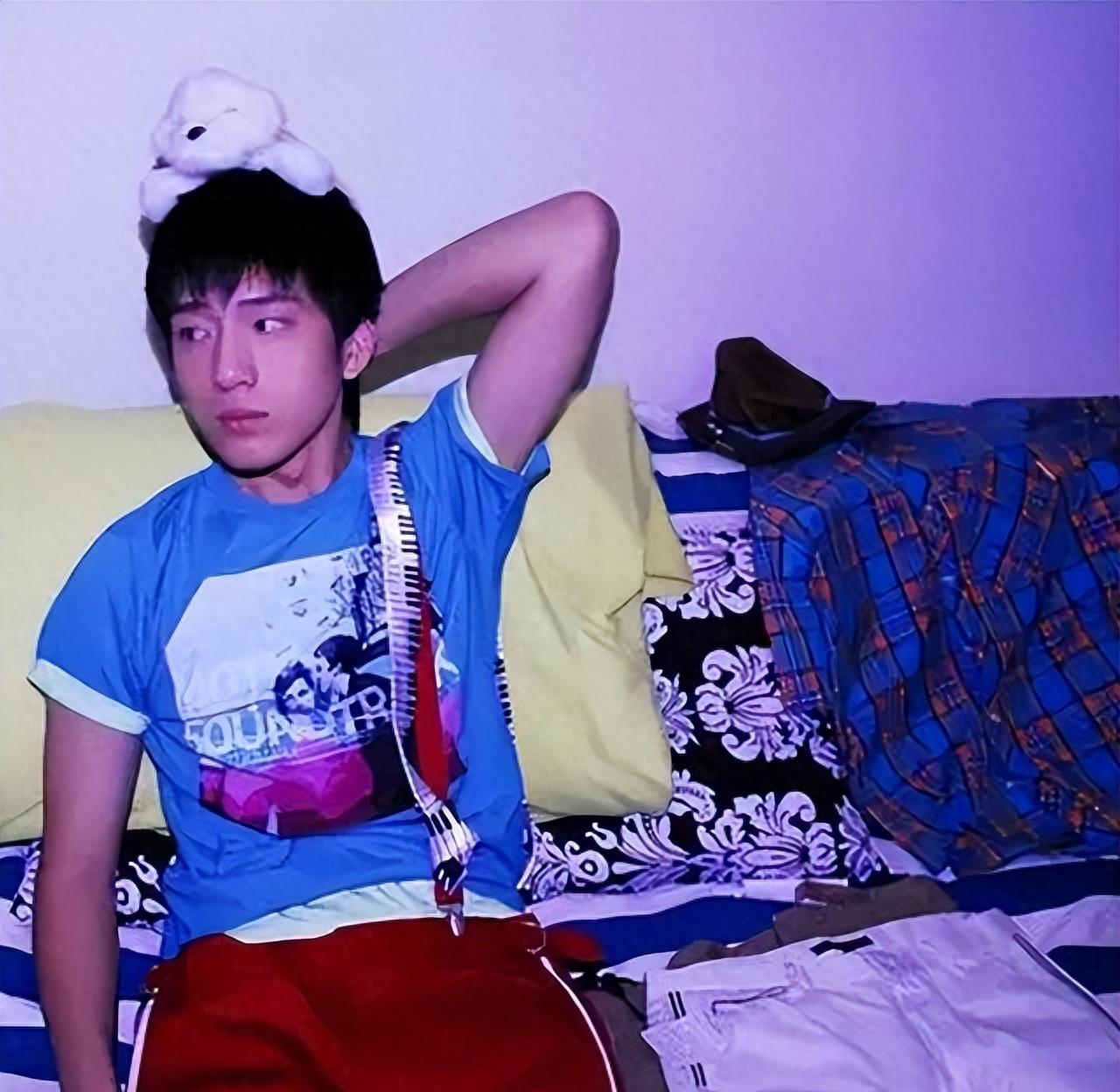 出生28天被弃,靠奶奶捡破烂养大,爆红后父母来认亲,井柏然如何做