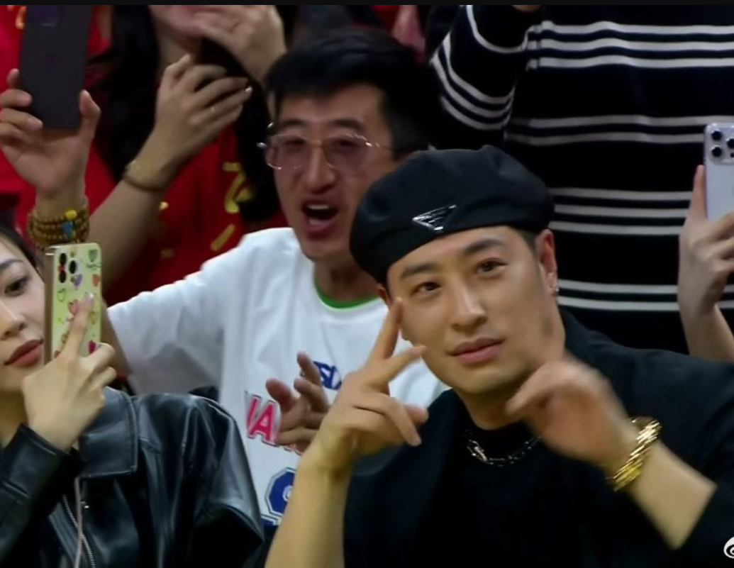 43岁潘玮柏携娇妻约见易建联!见证对方退役仪式,夫妻感情恩爱