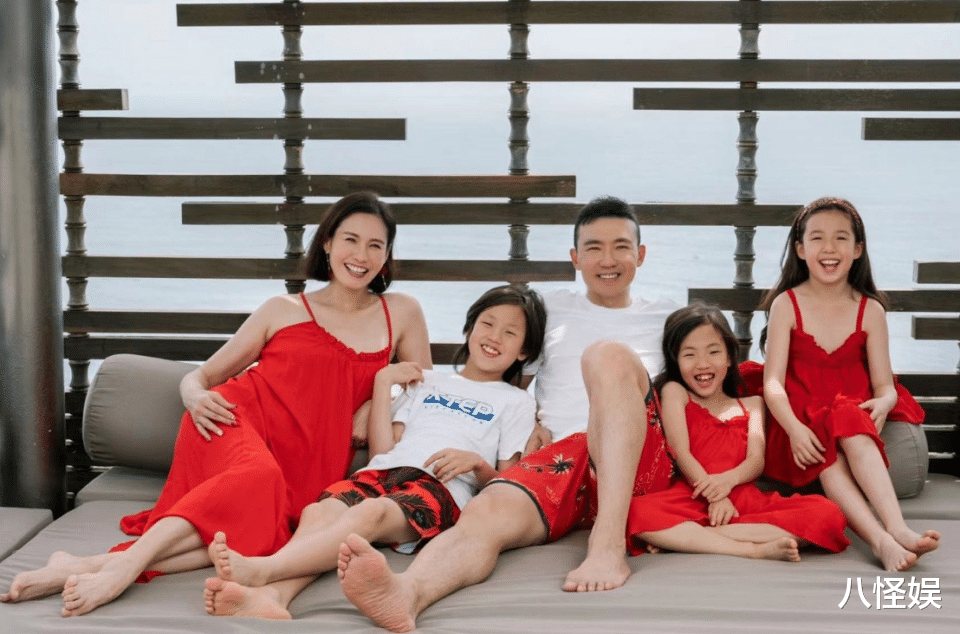 刘畊宏帮周杰伦买早点，热天戴毛线帽吃路边摊，清奇装扮好显年纪