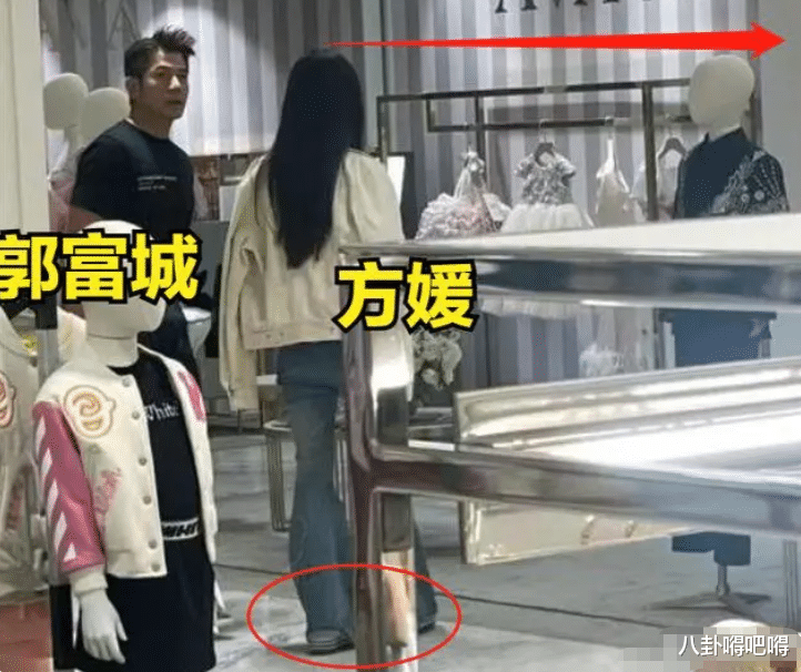 郭富城夫妇英国扫货奢侈品!方媛个不足160,裤子拖地似儿童模特