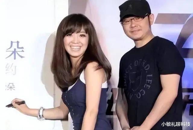 |51岁刀郎消失许久美娇妻陪同罕现身,模样变化大撞脸徐峥范伟,曾被圈内人封杀