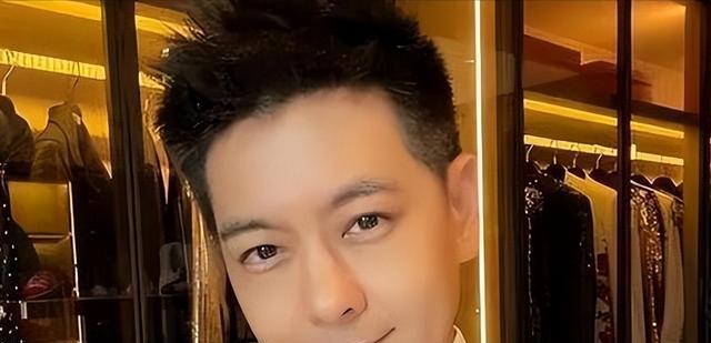 |48岁林志颖车祸后罕露面,携娇妻在米兰看赛车,胡子拉碴大变样