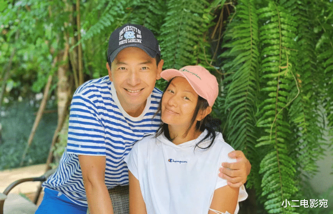 瞿颖返回泰国定居,紧搂戴军豪宅生活引热议,露美腿52岁仍未嫁