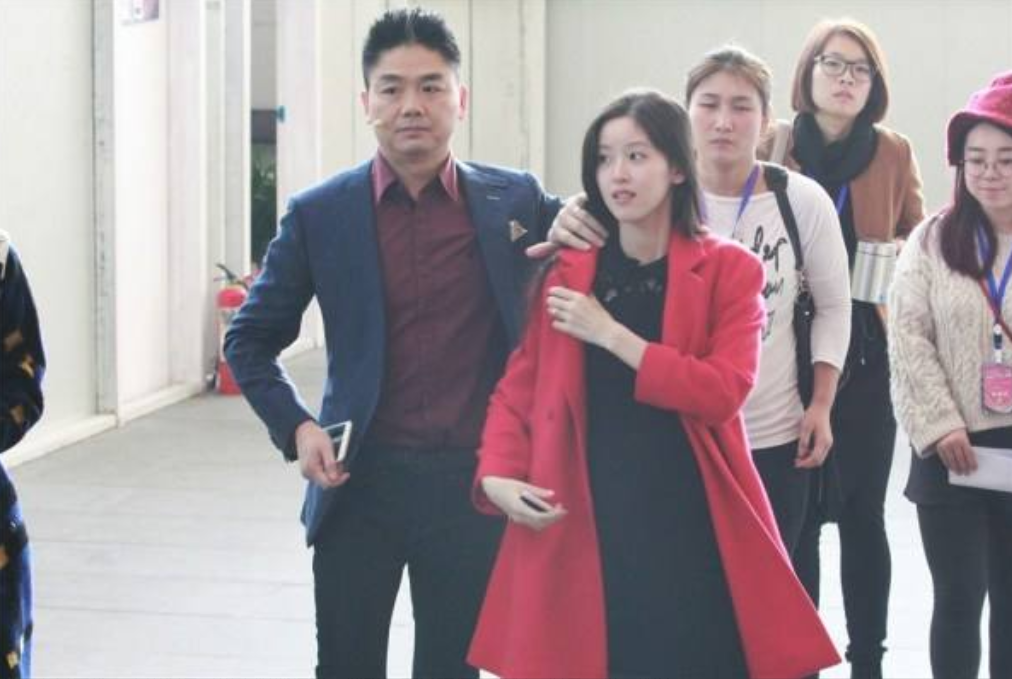 章泽天|30岁章泽天参加香港论坛！穿六万小香风十分淑女，手上钻戒更抢镜