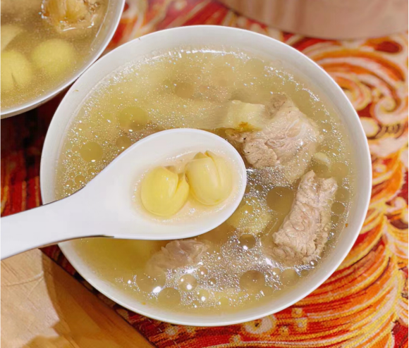 天气炎热，不管多忙，常给家人喝这汤，营养极高，增强自身抵抗力