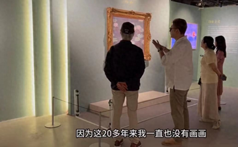 王岳伦现身画展模样变化大,满头黄发身材暴瘦,疑仍住李湘豪宅