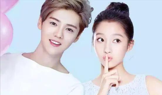 关晓彤现身鹿晗演唱会，被撞见后慌张戴口罩，暗戳戳撒糖超甜！