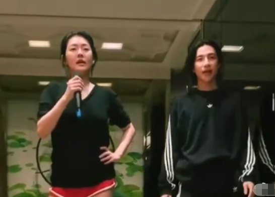 小S给舞蹈老师喝镇定剂!对方摇头晃脑在地上爬,小S:不乖就去死