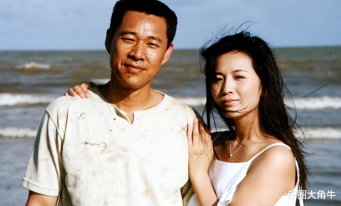 “硬汉”张丰毅,二婚娶小12岁霍凡,28年宠妻成宝,两人至今无子