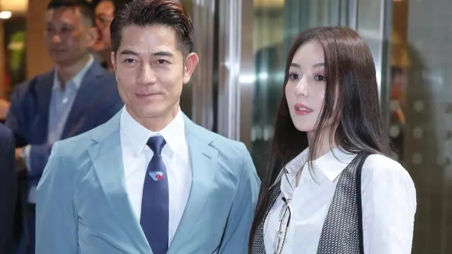 57岁郭富城赛马夺冠：获百万奖金与36岁妻子庆祝，59岁岳父现身引关注