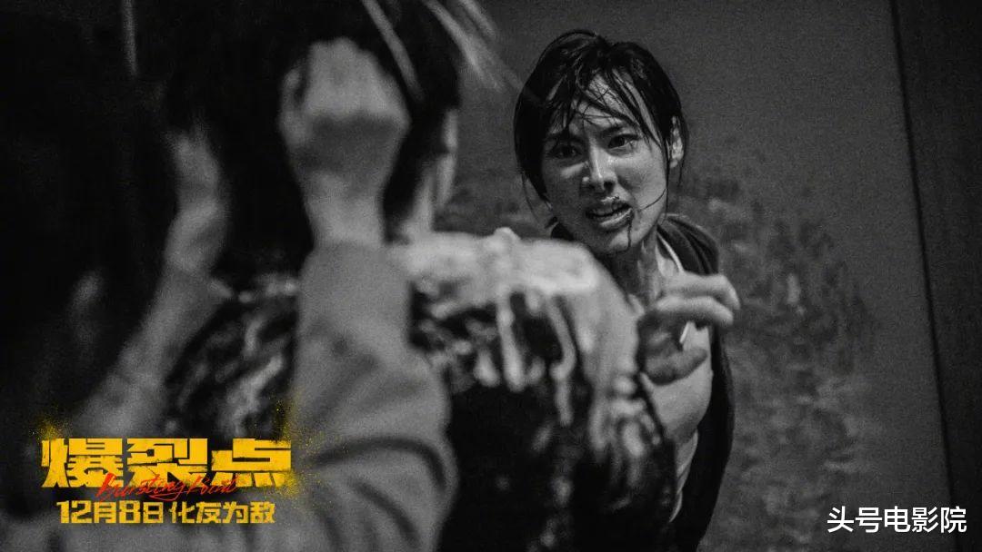 35岁梁洛施复出露面,新片演母亲!健身秀肌肉,豪门大儿子已14岁