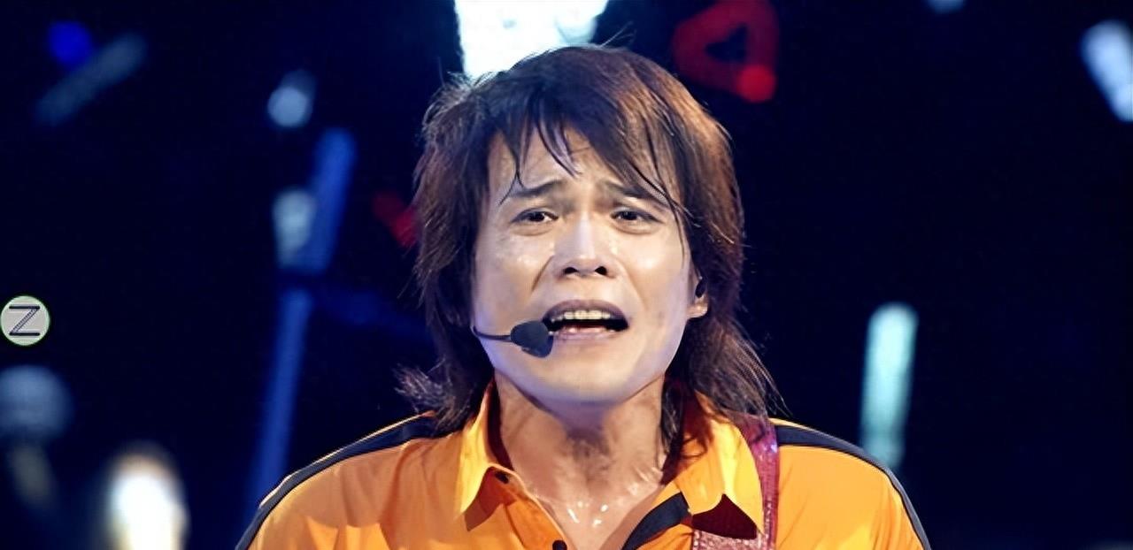 又土又丑,演唱会“摆烂”,从过气歌手到全民追捧,他究竟凭什么