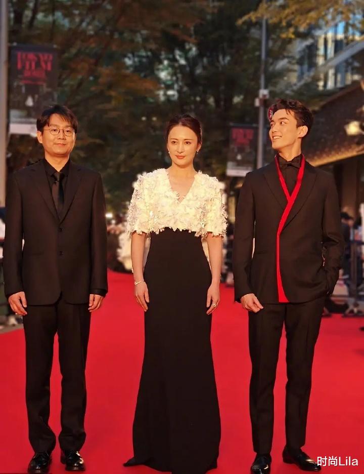 蒋勤勤“东京电影节”美麻了，黑白长裙难掩曼妙身姿，47岁依旧倾国倾城