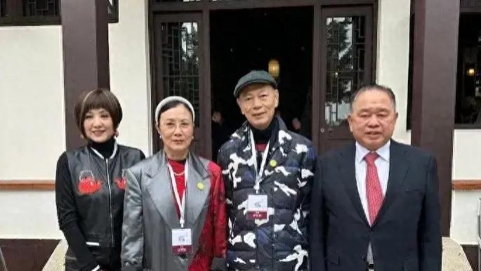 陈琪琪大气，出门不用霍启文霍启中围着转，还跟霍震宇站一块