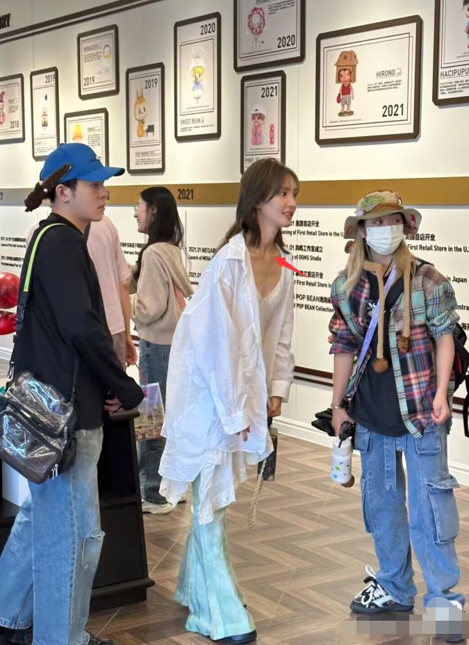 金晨现身玛特乐园被偶遇,近照瘦成纸片人,小翘鼻精致引热议