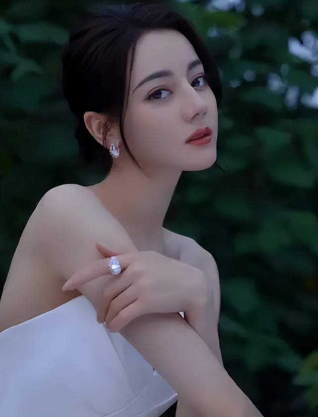 迪丽热巴《花少5》肆意随性,当街擦鼻子,被嘲像“流浪汉”