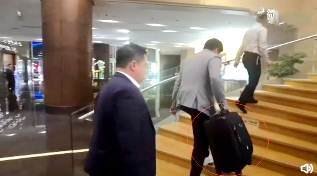 霍启刚参加一带一路，亲自拎大行李箱爬楼梯，头发也没有时间打理