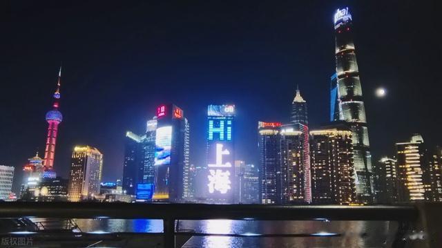 温泉|上海外滩，夜景迷人，恢复疫情前的活力
