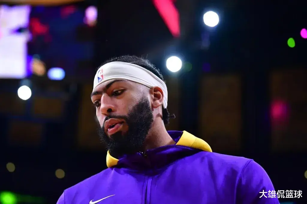 湖人历史上收入最高的12名球员：科比第一，詹姆斯第二