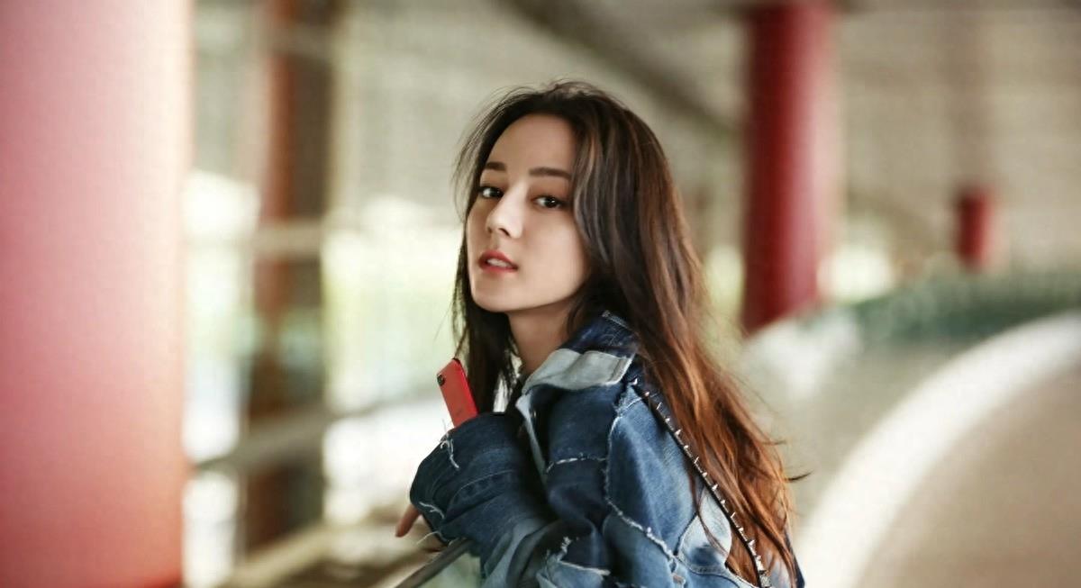 高调接手辱华品牌,坚持代言日本品牌,迪丽热巴真是“自毁前程”