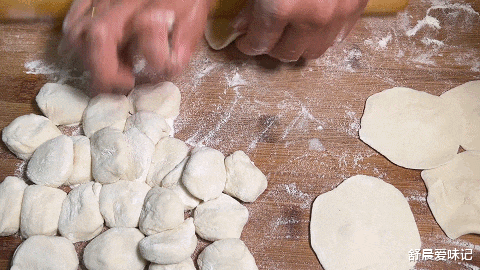 香椿芽|香椿芽不拌,不炒,和肉馅一起做饺子,鲜嫩咸香,皮薄馅大真好吃