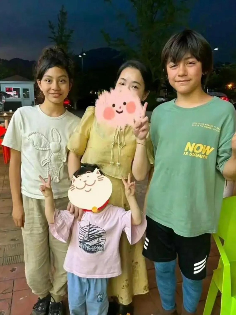 刘烨妻子安娜带儿女爬长城,诺一和霓娜长高不少,兄妹打扮接地气