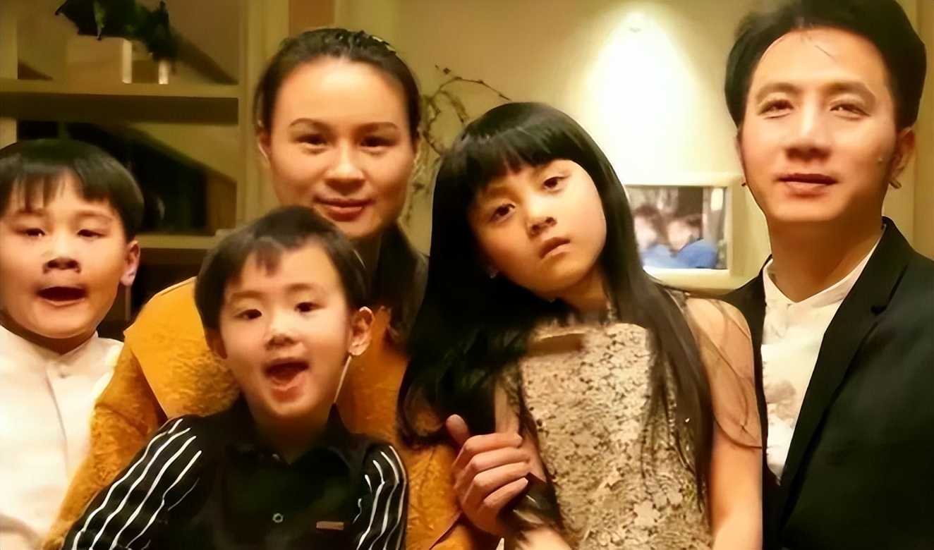 林生斌和2婚妻子罕现身！穿万元鞋、背万元包，不受公司倒闭影响