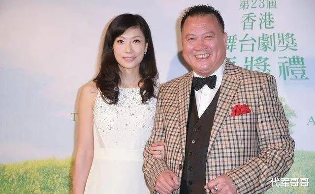 一婚娶美女演员,二婚娶小16岁空姐,如今62岁还在为生计奔波
