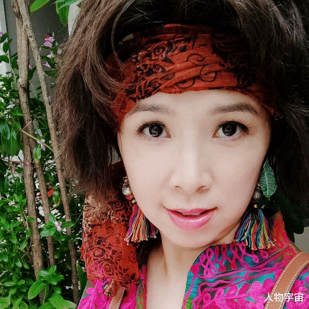 她是TVB师奶王,不到30演师奶,一边拍戏一边顾家,身有港女风范