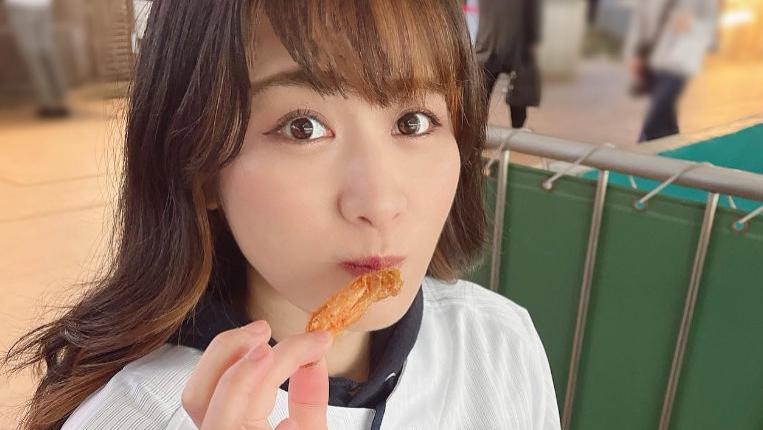 31岁女星被牌匾砸中，下半身瘫痪失去知觉，残疾后仍坚持做偶像