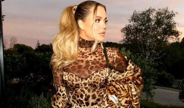 科勒·卡戴珊|38岁科勒穿豹纹装，一头金发诱惑！身材不输金小妹，越来越美