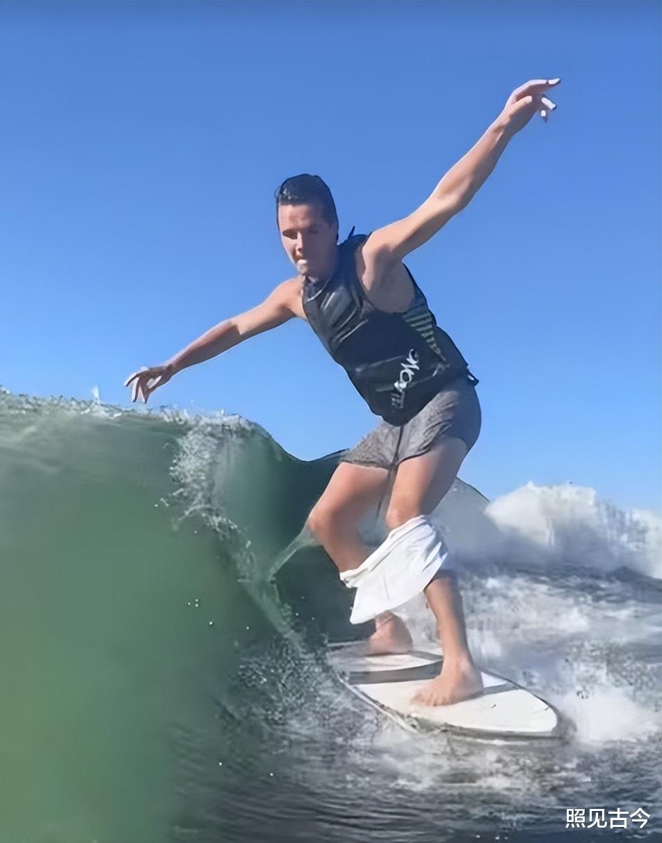 贝小七12岁:身高超过妈妈,颜值随了爸爸,穿小吊带已有少女模样