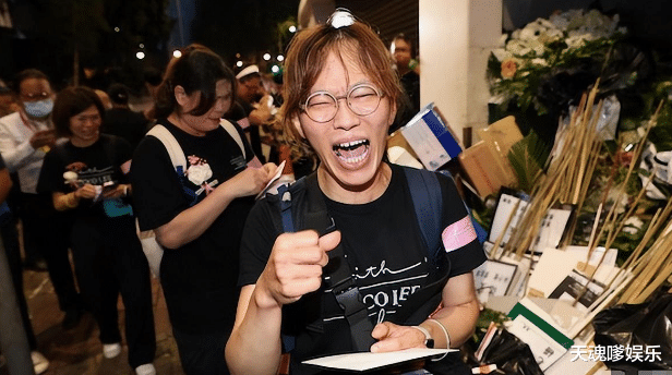 李玟丧礼姐姐失控！粉丝举牌怒斥Bruce渣男，甄妮证实CoCo不是自杀