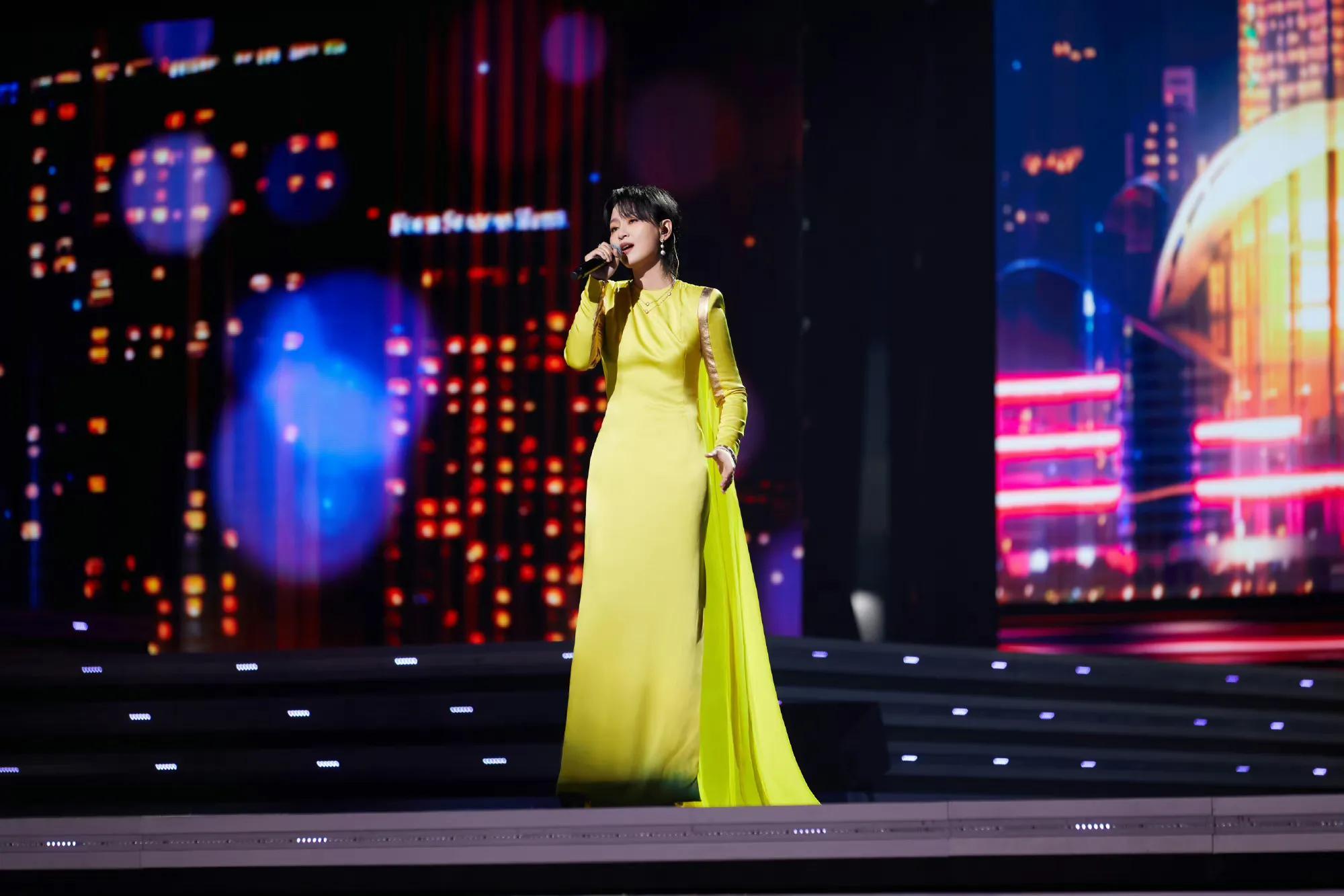 大湾区晚会:张柏芝绝美,李宇春跑调,徐小凤开全麦,港星赢麻了