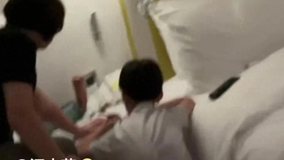 汪希箖保姆被吐槽敷衍，不阻止大S儿子坐姿随意，也不纠正孩子驼背