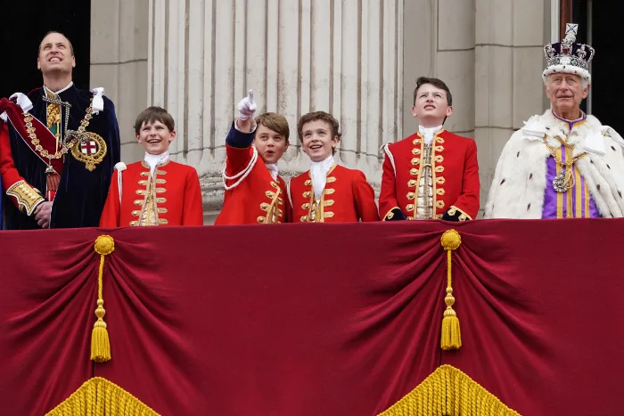 王冠|夏洛特公主绝了!8岁小姑娘眼神老练凌厉,恍如伊丽莎白女王再现