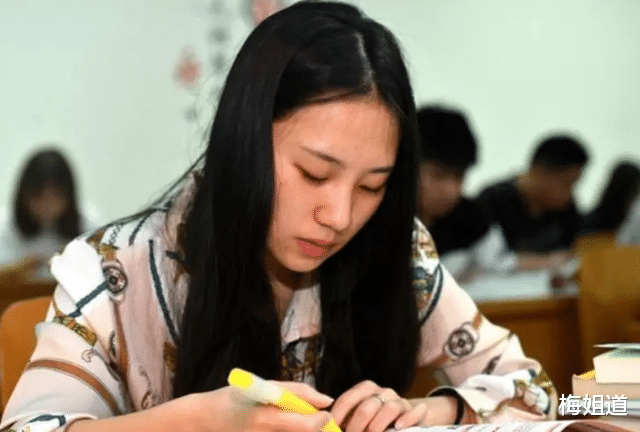 炒股|江苏一考生453分被三本录取,每年学费2.8万,看到室友后心态崩了