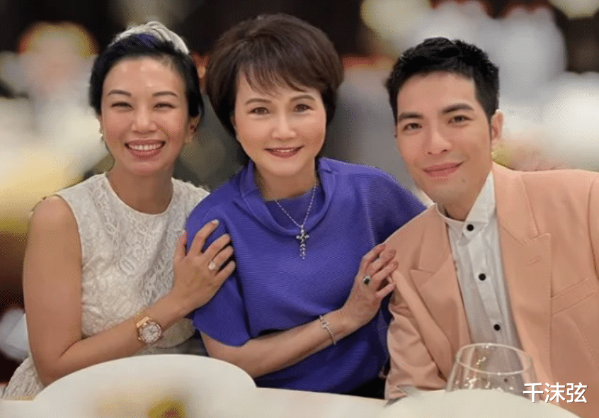 萧敬腾50岁女友曝怀孕后露面,穿孕妇裙略发福,上亿婚戒太亮眼