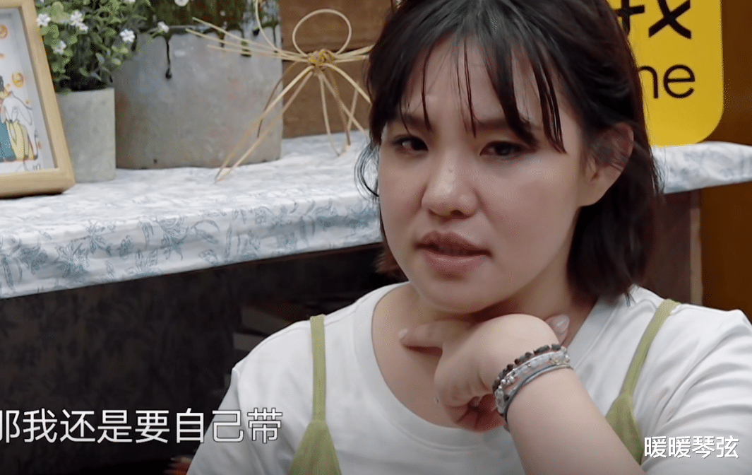 《向往7》迎来全职3年的女星，一人带2娃不请保姆，叹没钱不快乐