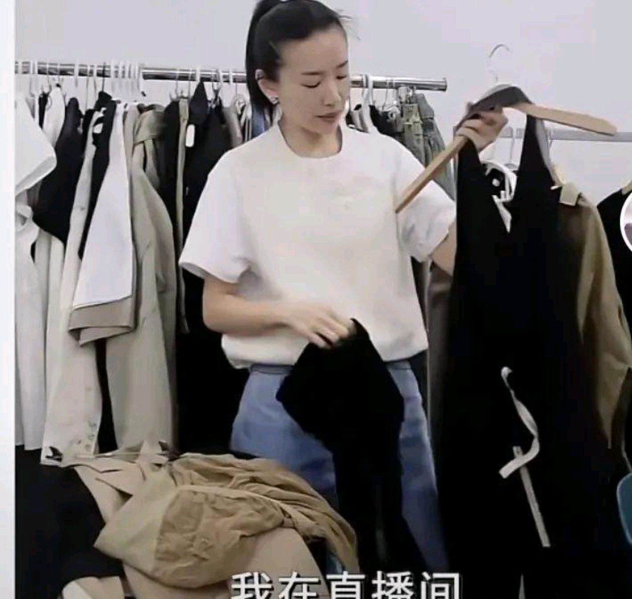 进了董洁的直播间就“出不来”！每套穿搭都好温柔，太喜欢了