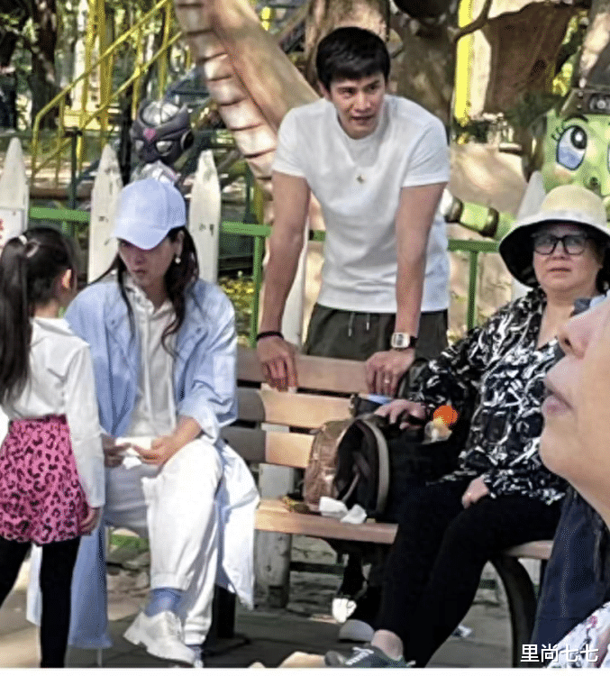 经超祖孙三代同框，大6岁老婆打扮嫩女儿像模特，老妈眼神有杀气